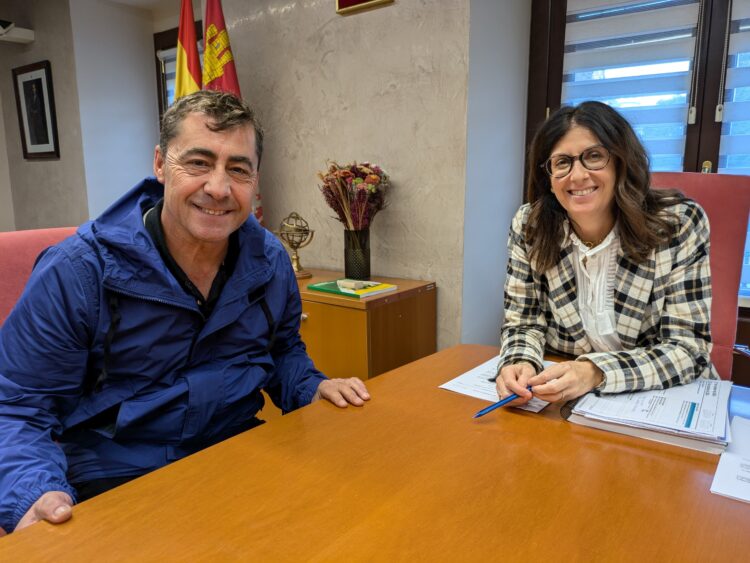 Nuevos caminos para garantizar el impulso de la economía local en Valtiendas 1 El alcalde y la delegada durante la reunión.
