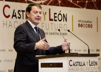 Alfonso Fernández Mañueco inaugura la jornada ‘Castilla y León hacia el futuro’. / Leticia Pérez
