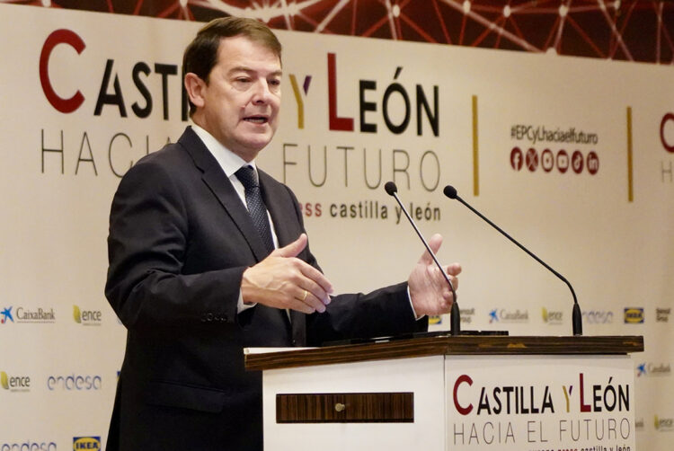 Alfonso Fernández Mañueco inaugura la jornada ‘Castilla y León hacia el futuro’. / Leticia Pérez