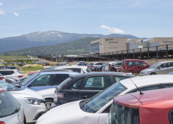 Vehículos estacionados en terrenos aledaños a la estación de AVE Segovia-Guiomar. / KAMARERO