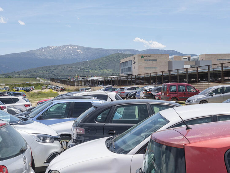 Mazarías solicita una reunión con el presidente de Adif para avanzar en el aparcamiento de la estación de AVE 1 Vehículos estacionados en terrenos aledaños a la estación de AVE Segovia-Guiomar. / KAMARERO