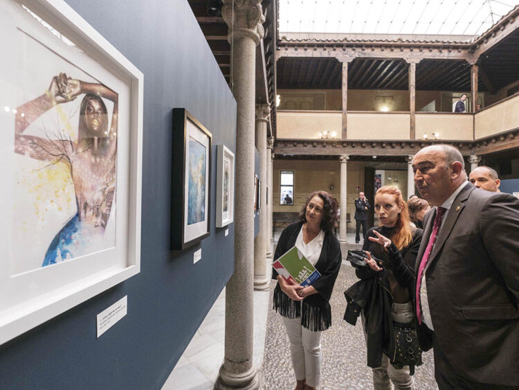 Las ‘Divergencias’, de la segoviana Mentiradeloro, llegan al Patio de Columnas de la Diputación 1 Inauguración de la exposición ‘Divergencias’, de la artista segoviana Esther Cuesta. / KAMARERO