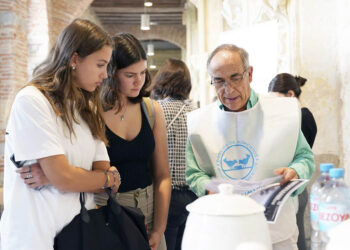 Stand del Banco de Alimentos, durante una edición pasada de la Feria de Voluntariado de IE University. / ROBERTO ARRIBAS