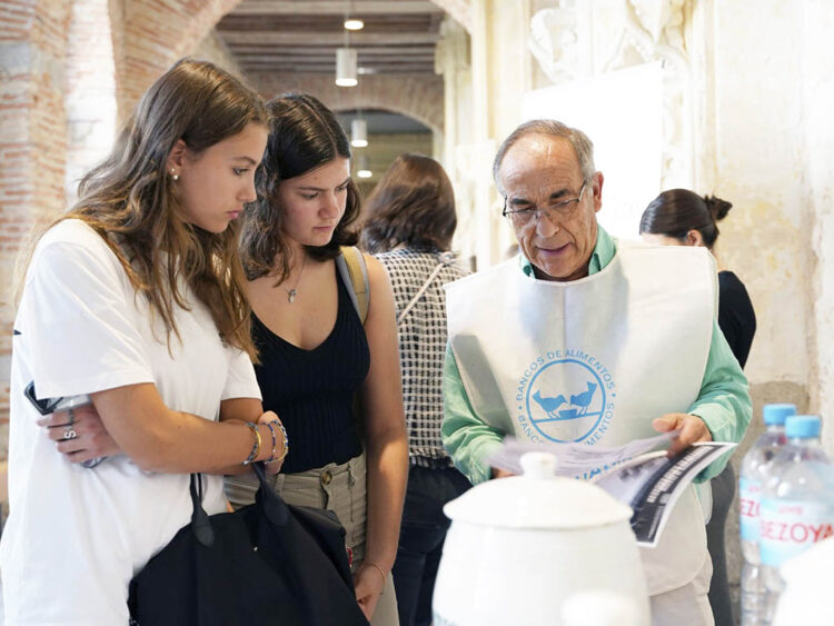 Stand del Banco de Alimentos, durante una edición pasada de la Feria de Voluntariado de IE University. / ROBERTO ARRIBAS