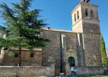 Vista de la fachada norte de la iglesia de Nuestra Señora de la Asunción en Paradinas.