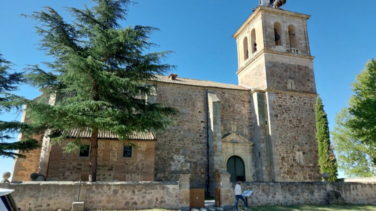 Las joyas de Paradinas (II): la iglesia parroquial de Nuestra Señora de la Asunción 1 Vista de la fachada norte de la iglesia de Nuestra Señora de la Asunción en Paradinas.