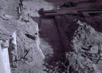 Imagen de las excavaciones arqueológicas de 1968 en la calle Real de Paradinas. En el centro se aprecian mosaicos y estructuras del denominado Ámbito I o público.