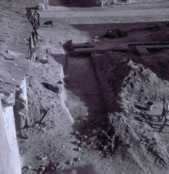 Las joyas de Paradinas (I): la villa romana y su desventurada trayectoria vital 1 Imagen de las excavaciones arqueológicas de 1968 en la calle Real de Paradinas. En el centro se aprecian mosaicos y estructuras del denominado Ámbito I o público.