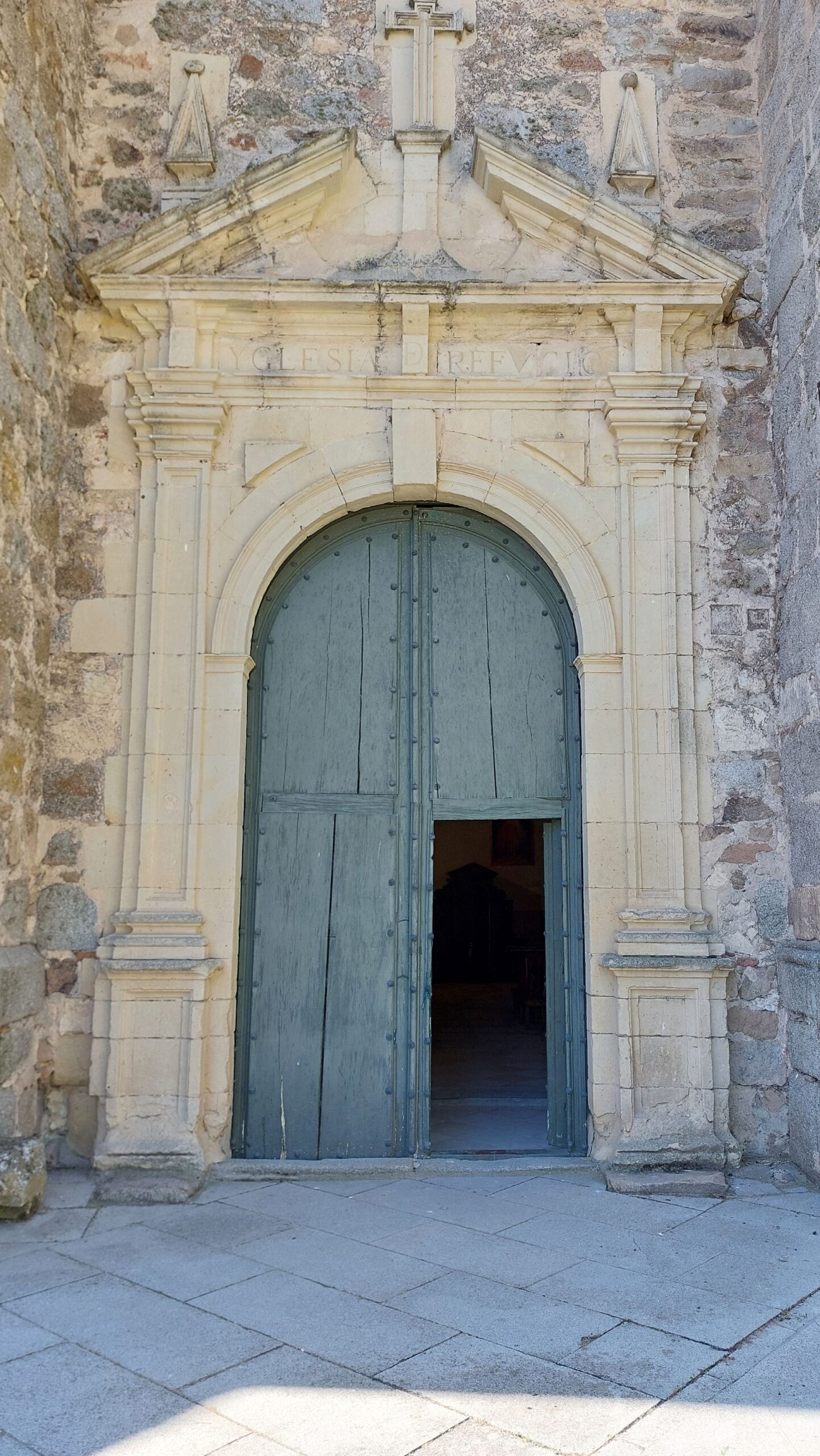 Las joyas de Paradinas (II): la iglesia parroquial de Nuestra Señora de la Asunción 3 Portada renacentista de acceso a la iglesia desde el norte.