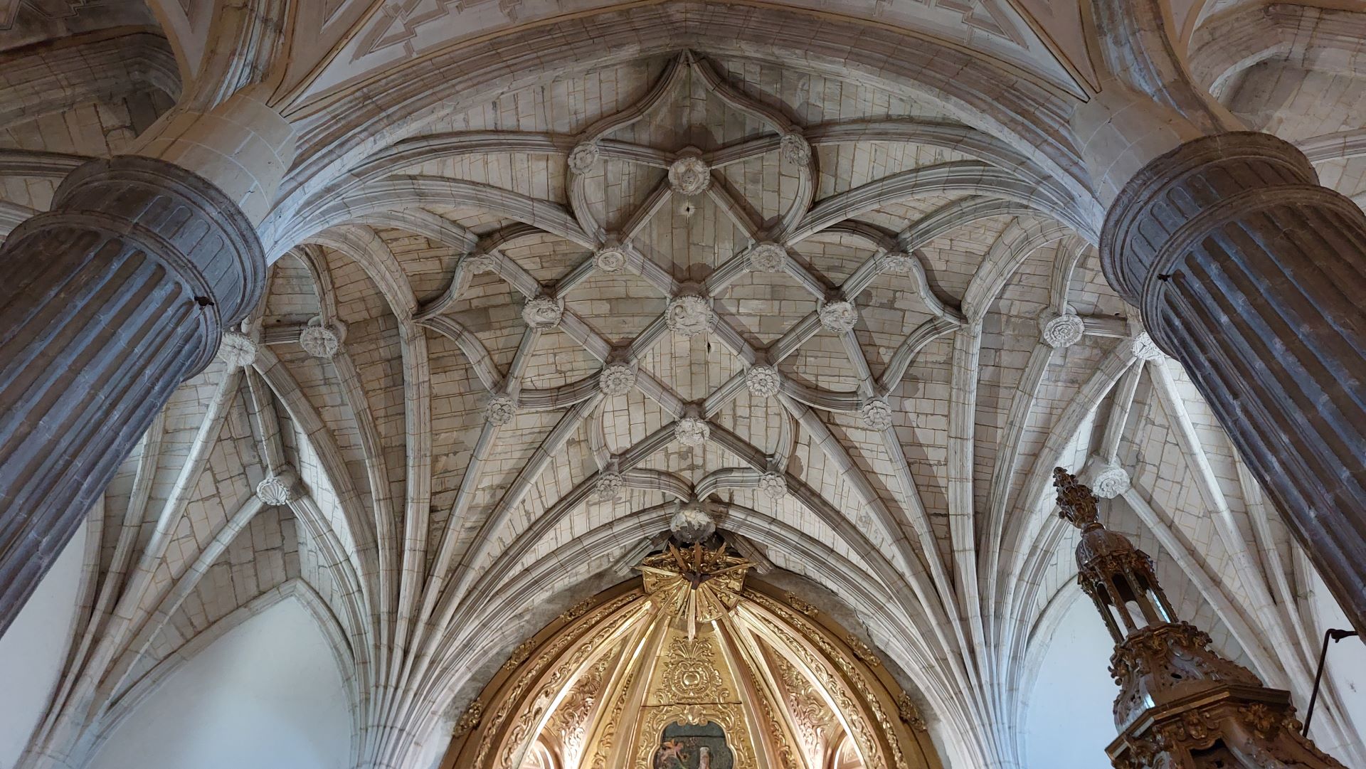 Las joyas de Paradinas (II): la iglesia parroquial de Nuestra Señora de la Asunción 6 Detalle de la bóveda de nervios del tramo central del crucero, sustentada en pilares cilíndricos estriados.