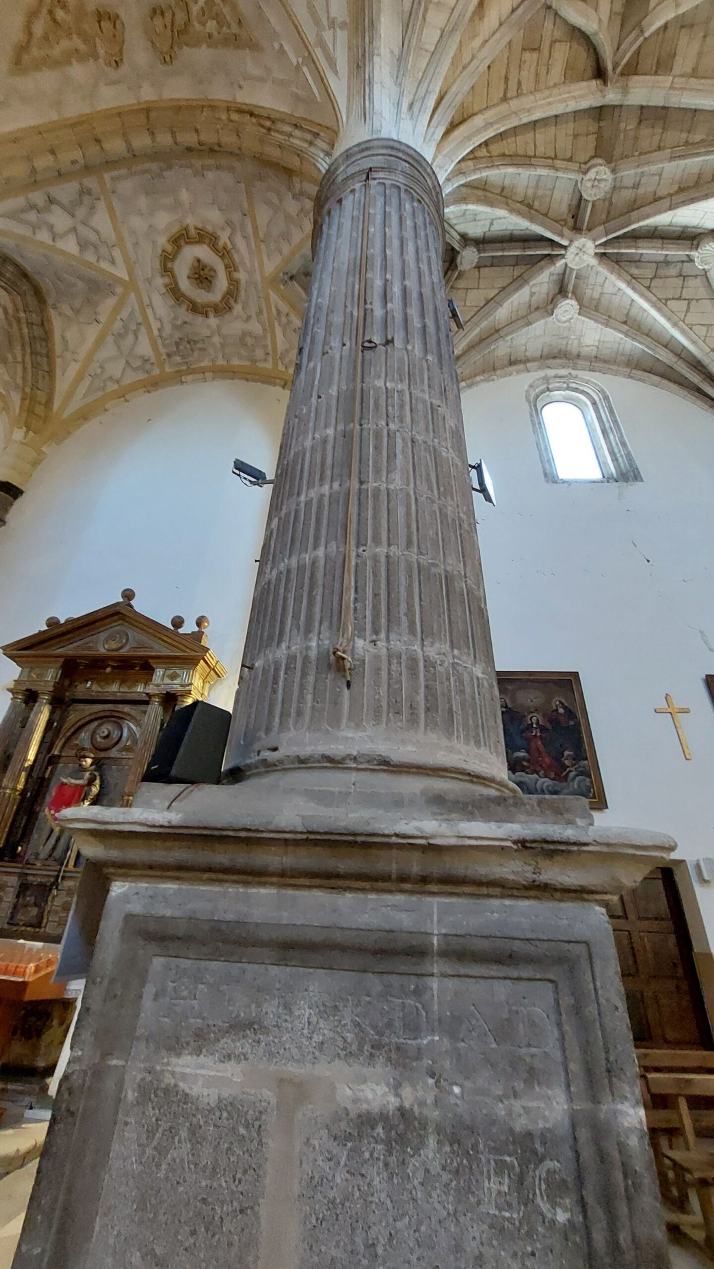 Las joyas de Paradinas (II): la iglesia parroquial de Nuestra Señora de la Asunción 7 Pilar cilíndrico estriado sobre un pedestal. A la derecha se distingue la bóveda de nervios gótica del brazo del crucero y la izquierda la bóveda de lunetos renacentista, con revocos barrocos posteriores.