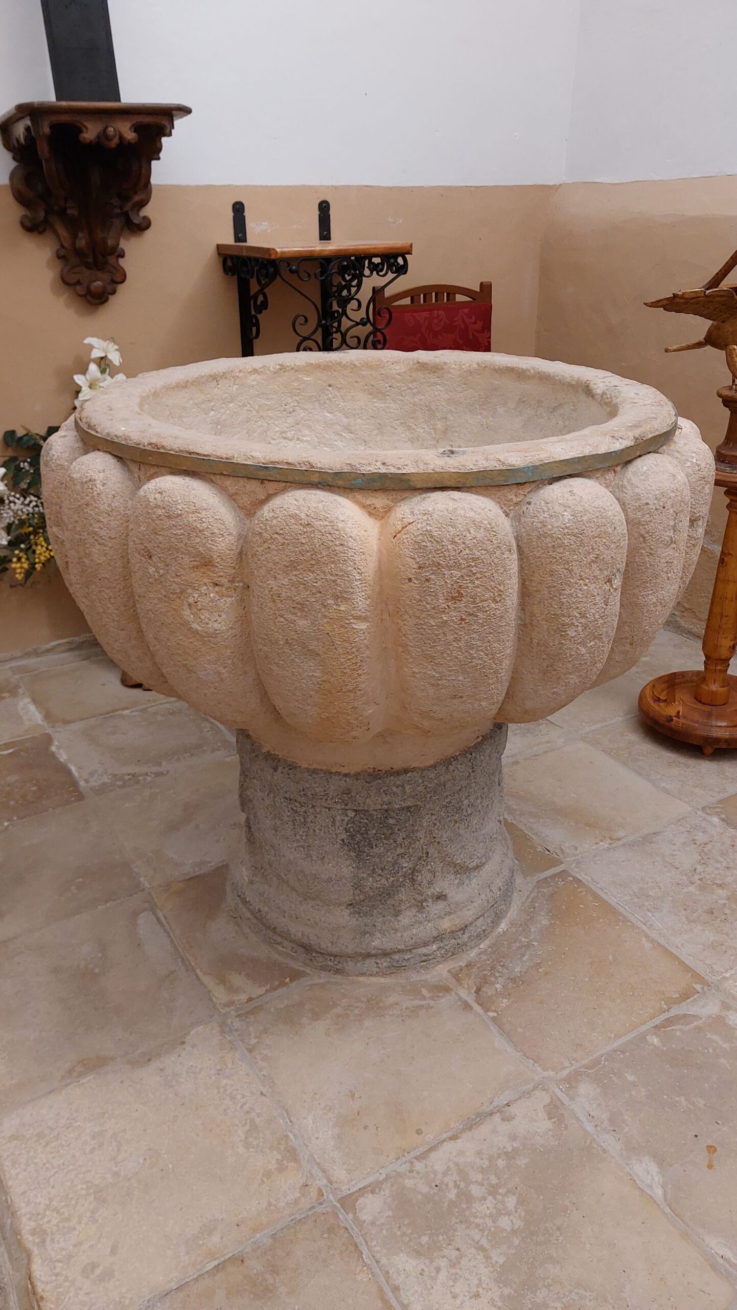 Las joyas de Paradinas (II): la iglesia parroquial de Nuestra Señora de la Asunción 8 Pila bautismal gallonada reaprovechada de un templo románico anterior.