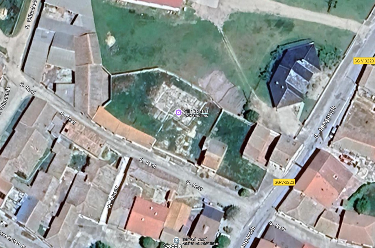 Las joyas de Paradinas (I): la villa romana y su desventurada trayectoria vital 11 Ortofoto tomada de Google Maps del solar de propiedad de municipal en la calle Real. Se aprecian distintas estructuras exhumadas pertenecientes al Ámbito II como resultado de las intervenciones de 2021 y 2024.