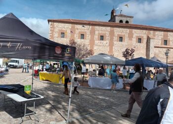 Los puestos ultimando los detalles para la jornada.