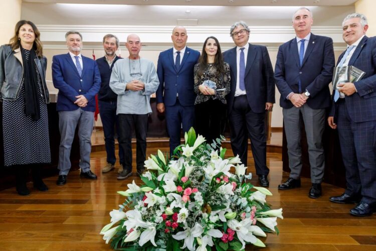 Los dos premiados, en el centro, junto al presidente de la Diputación de Segovia, Miguel Ángel de Vicente / ICAL - Nacho Valverde