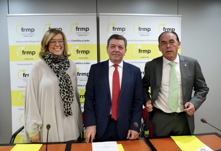 La Junta destinará en 2024 al Plan de Cooperación Local casi 479 millones, la cifra “más alta de la historia” 1 González Gago durante la constitución de la Comisión de Trabajo de Diputaciones y Entidades Locales de la FRMP. / Leticia Pérez