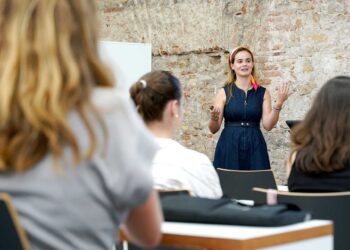 Imagen de una clase en el campus de Santa Cruz la Real de Segovia. / Roberto Arribas