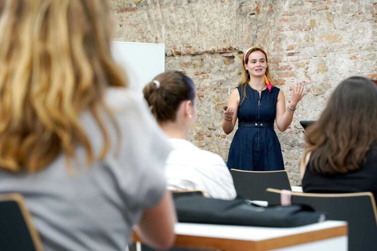 Imagen de una clase en el campus de Santa Cruz la Real de Segovia. / Roberto Arribas