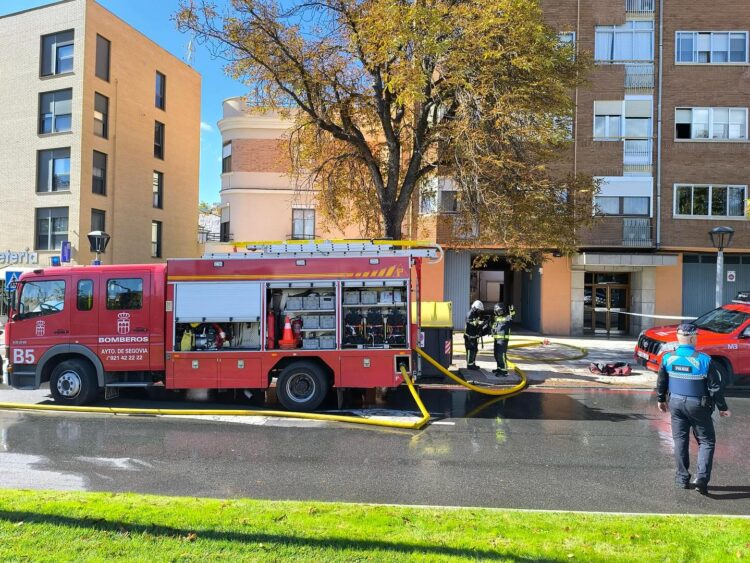 Rescatado un hombre de 94 años herido tras un fuego en un edificio de la calle Doctor Víctor Sanz 1 Incendio en la calle Doctor Víctor Sanz. / AYUNTAMIENTO DE SEGOVIA