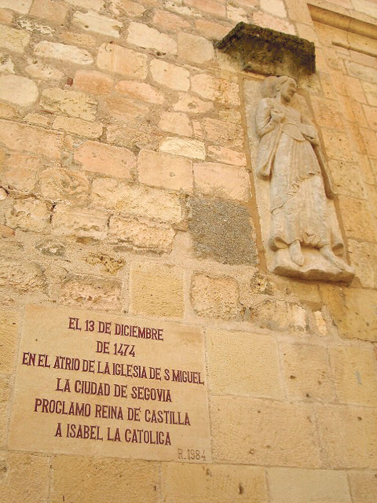 Inscripción conmemorativa en la fachada de la iglesia de San Miguel. / Lara González Díaz