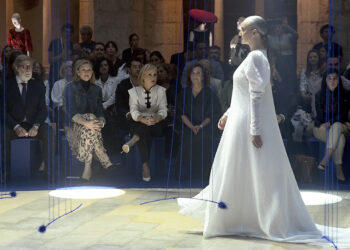 Isabel Blanco y Leticia García asisten al desfile de Espacio Moda Castilla y León en Burgos. / Ricardo Ordóñez