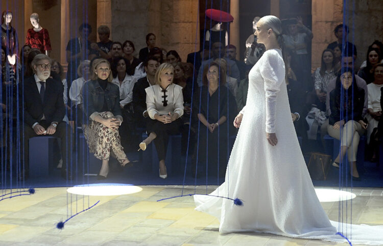 Espacio Moda luce tejidos que cambian de color en su segundo día 1 Isabel Blanco y Leticia García asisten al desfile de Espacio Moda Castilla y León en Burgos. / Ricardo Ordóñez