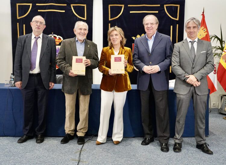 Jesús Quijano, Demetrio Madrid, María José Salgueiro, Juan vicente Herrera y Enrique Berzal, durante la presentación de la obra, ayer en las Cortes. / Leticia Pérez