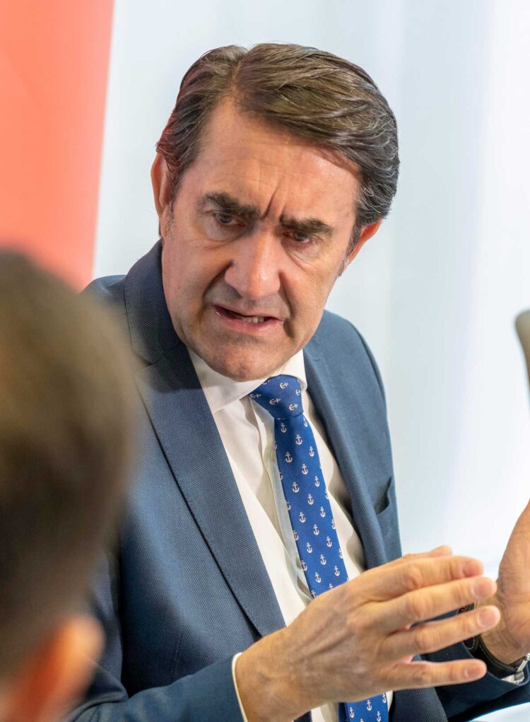 El balance de tierra quemada a causa de los incendios baja un 84% 1 El consejero de Medioambiente Juan Carlos Suárez Quiñones