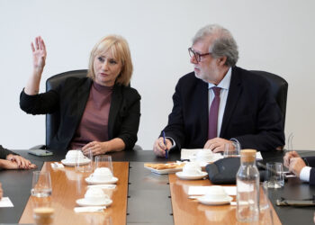 La consejera Leticia García y el presidente de de CEOE CyL Santiago Aparicio. ICAL.