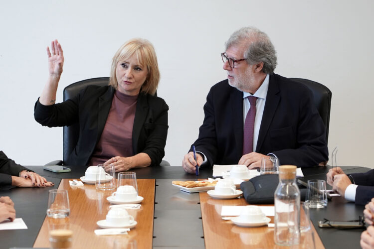 La consejera Leticia García y el presidente de de CEOE CyL Santiago Aparicio. ICAL.