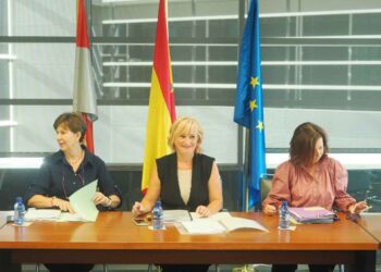 La consejera de industria, Comercio y Empleo, Leticia García, preside la reunión del Consejo Castellano y Leonés de Comercio.. / JCYL