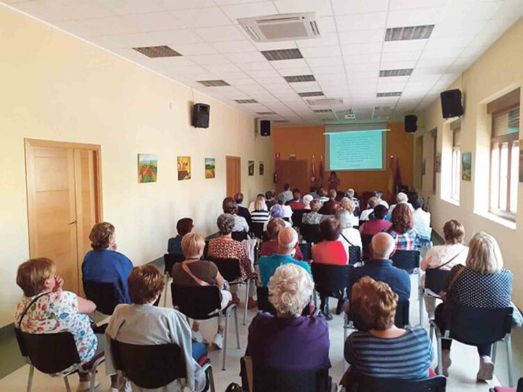El Acueducto del Saber cumple dos años de andadura 1 La profesora Ruth Pinedo al fondo hablando sobre las Neurociencias en Abades web