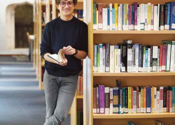 El estudiante ecuatoriano Lorenzo Rosania posa junto a su libro Espejismos en la biblioteca del campus de Segovia. / Roberto Arribas