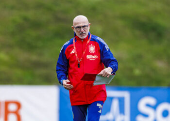 El seleccionador español, Luis de la Fuente, dirige un entrenamiento en la Ciudad del Fútbol de Las Rozas (Madrid), durante una concentración. EFE/ Pablo García/RFEF