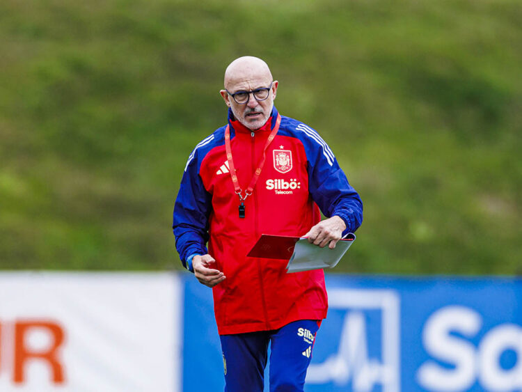 El seleccionador español, Luis de la Fuente, dirige un entrenamiento en la Ciudad del Fútbol de Las Rozas (Madrid), durante una concentración. EFE/ Pablo García/RFEF