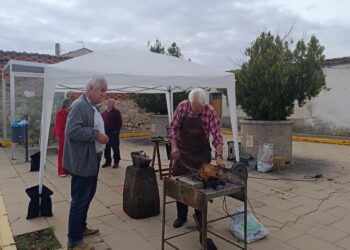 Elías de Andrés y Nemesio Marugán en la demostración de forja / AYTO. DE MARUGÁN