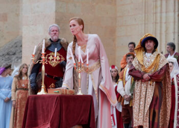 Maria Castro como Isabel I