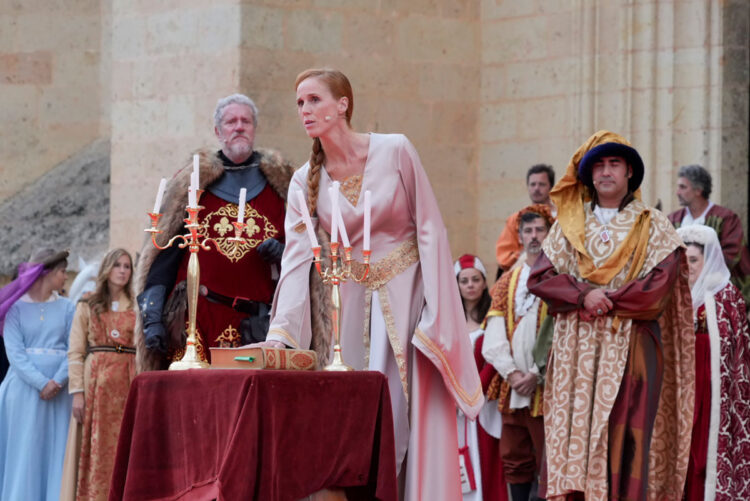 María Castro revive a la reina Isabel de Castilla en la obra de la proclamación 1 Maria Castro como Isabel I