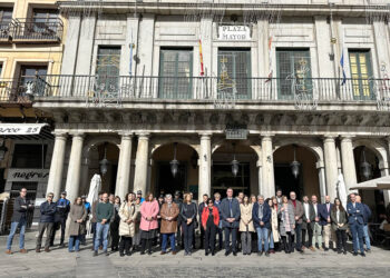 Minuto de silencio en memoria de las víctirmas de la DANA, en la Plaza Mayor de Segovia. / EL ADELANTADO