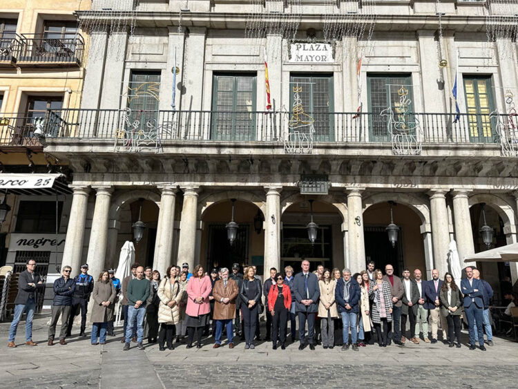 Segovia acoge un acto en memoria de las víctimas del temporal 1 Minuto de silencio en memoria de las víctirmas de la DANA, en la Plaza Mayor de Segovia. / EL ADELANTADO