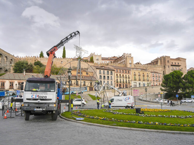 Montaje del nacimiento de luces en la plaza Oriental de Segovia. / EL ADELANTADO