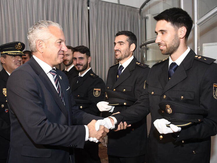 El delegado del Gobierno, Nicanor Sen, junto con miembros del cuerpo de Policía Nacional. / ICAL - NACHO VALVERDE