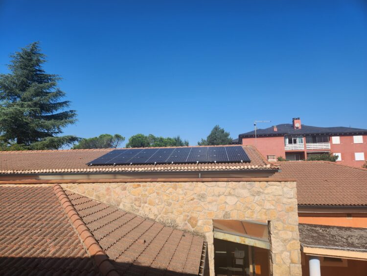 El Ayuntamiento de San Ildefonso instala 26 paneles fotovoltaicos en el CEIP 'Agapito Marazuela' 1 Instalación de palenes fotovoltaicos / AYTO. REAL SITIO DE SAN ILDEFONSO