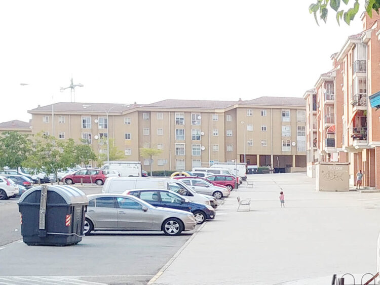Vecinos y comerciantes de Nueva Segovia exigen que se mantengan las plazas de aparcamiento del barrio 1 Plaza en el barrio de Nueva Segovia. / EL ADELANTADO