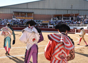 Paseíllo en la Plaza de Toros de Nava de la Asunción. / A.MARTÍN