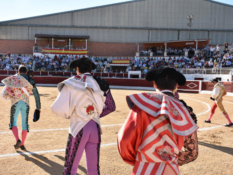 Paseíllo en la Plaza de Toros de Nava de la Asunción. / A.MARTÍN