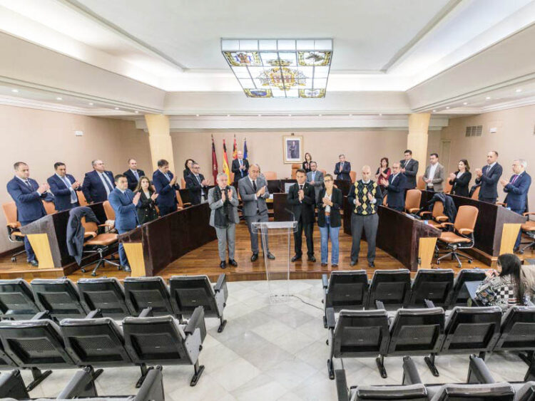 Minuto de silencio guardado en el Pleno de la Diputación de Segovia. / KAMARERO