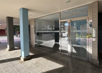 Portal del piso donde fue hallado el cuerpo del hombre. / Nieves López Vallejo