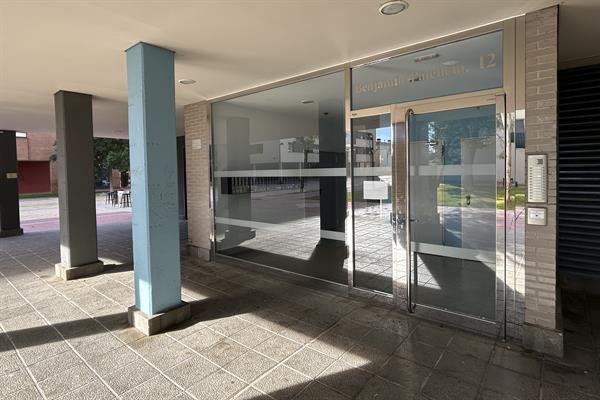 Portal del piso donde fue hallado el cuerpo del hombre. / Nieves López Vallejo