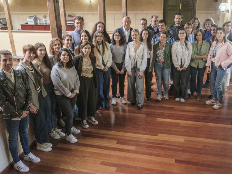 Recepción de  nuevos titulados que harán prácticas formativas. / KAMARERO